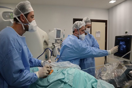 Hospital Mãe de Deus realiza procedimento inédito no RS para tratamento de câncer renal